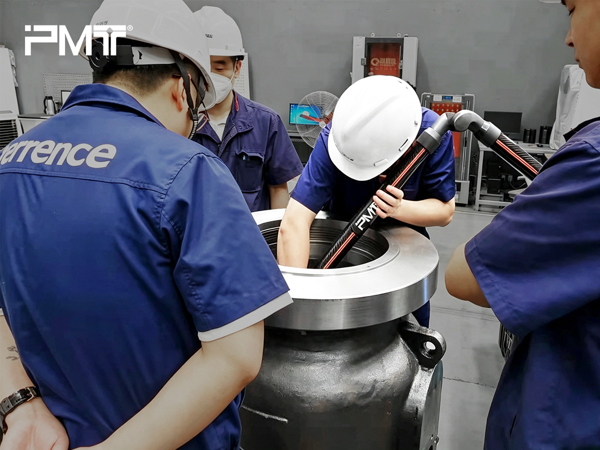 派姆特（PMT）关节臂式三坐标正在检测腔体内部