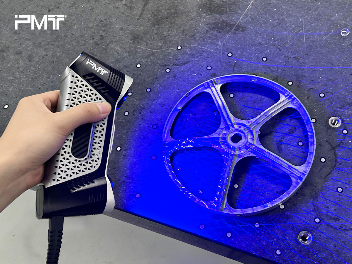 pmt smartscan手持式三维扫描仪正在使用多线交叉激光探测工件整体轮廓度