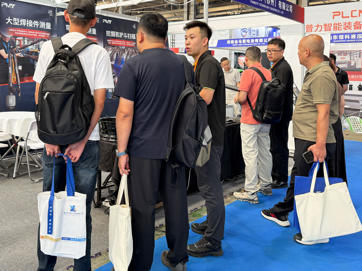PMT派姆特济宁展会现场人潮涌动，工程机械客户驻足派姆特展台
