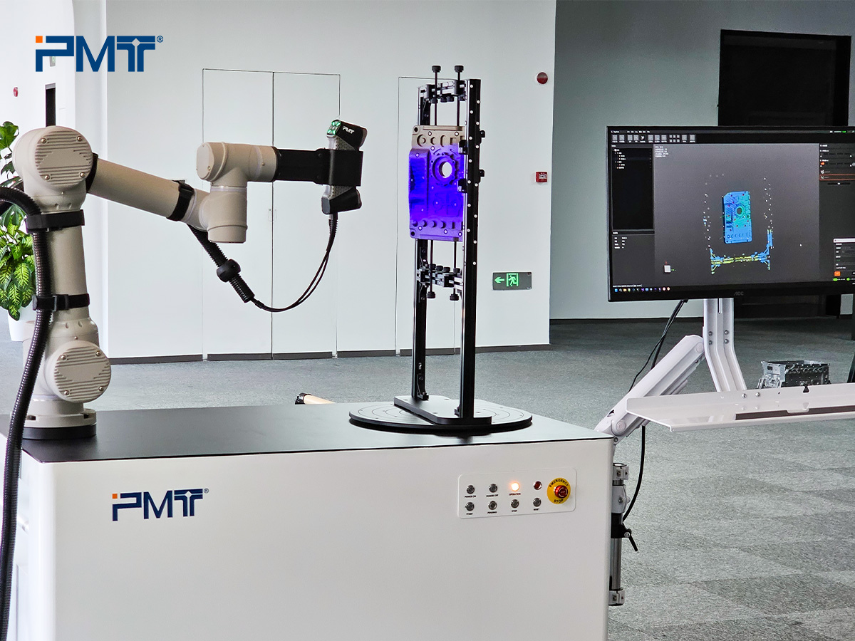PMT SMARTSCAN手持式三维扫描仪可搭载于工业机器人，实现全自动扫描